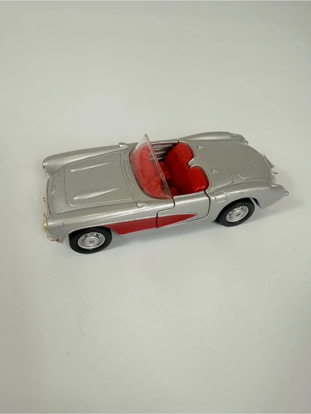 Die-Cast Retro Model Cars 1957 Maisto Chevrolet Corvette Scale 1739